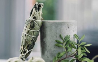 空間をデトックスする「スマッジング」